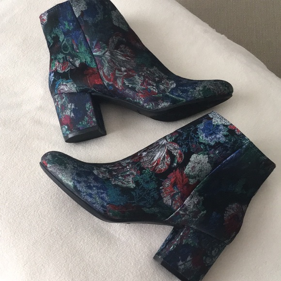 Zigisoho Shoes - NWT Zigisoho floral print Booties sz 7.5